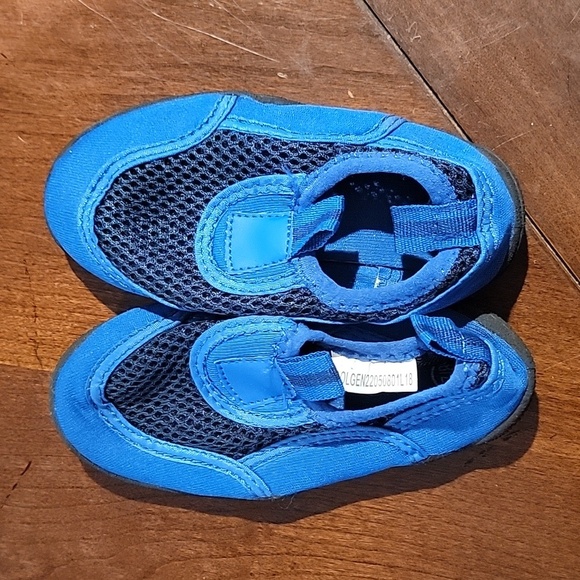 (J4) Boys water shoes 7/8 - Picture 1 of 3